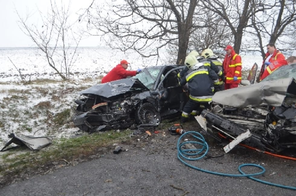 Fotók: Elaludt a sofőr a 13-as főúton, csoda, hogy túlélték a balesetet