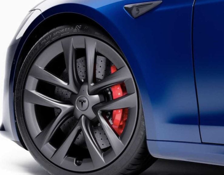 Egy átlagos új autót is lehet venni a Tesla kerámia fékszettjéből