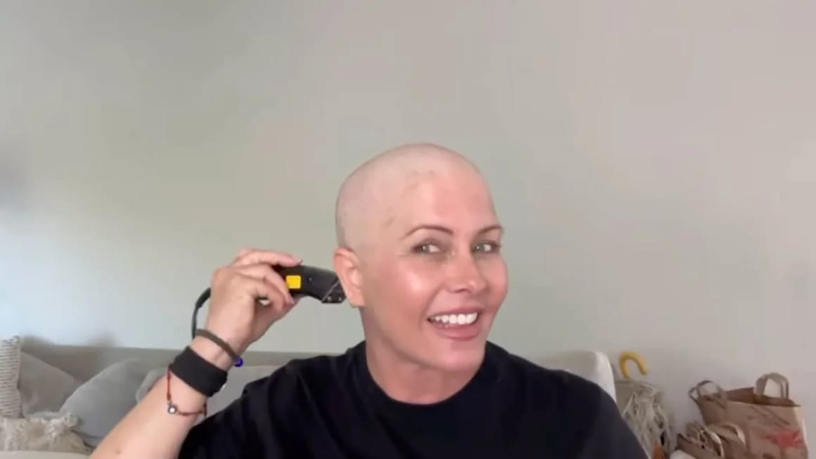 Videóban borotválta le a haját a Baywatch színésznője, miután mellrákot diagnosztizáltak nála