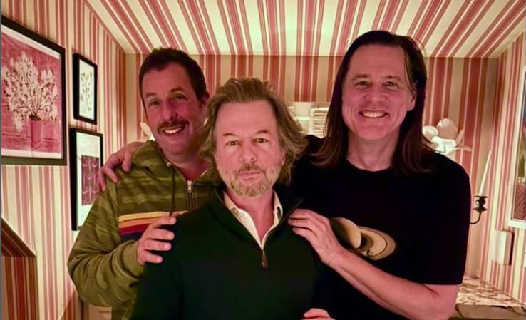 Együtt ünnepeltek a humor nagyágyúi: az immár hosszú hajú Jim Carrey és Adam Sandler