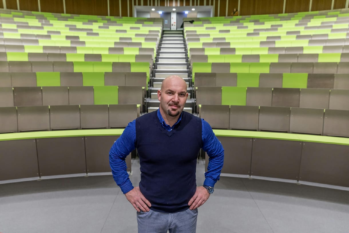 Nyomorban nőtt fel, majd rendőrnek állt és most jogot tanul - portré D. Tóth Norbertről