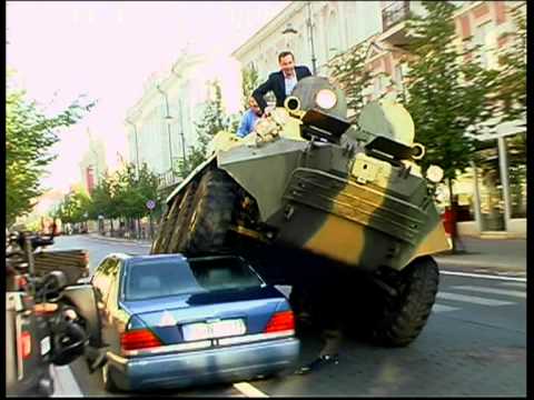 Videó: Vilnius polgármestere lezúzza a tilosban parkoló Mercit