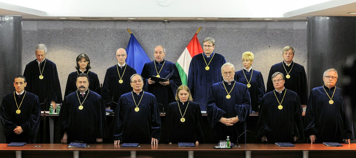 A magyar újságírókat sakkban tartó gyakorlatnak vetett véget az Alkotmánybíróság