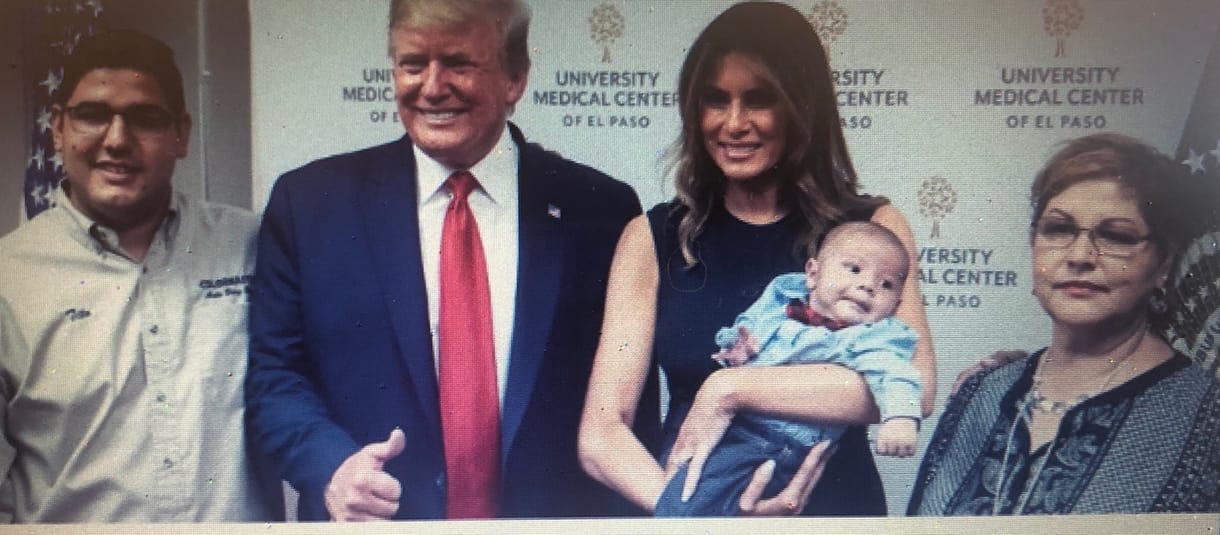 Trump, a first lady és a fotózásra visszahozott kölcsönárva