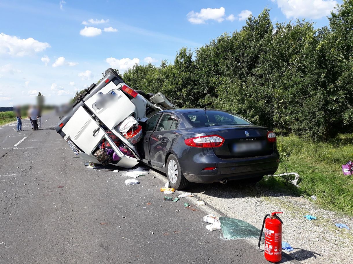 Tömegbalesetet okozott egy szakszerűtlen fékpróbás mikrobusz, amelyhez még egy trélert is csatoltak