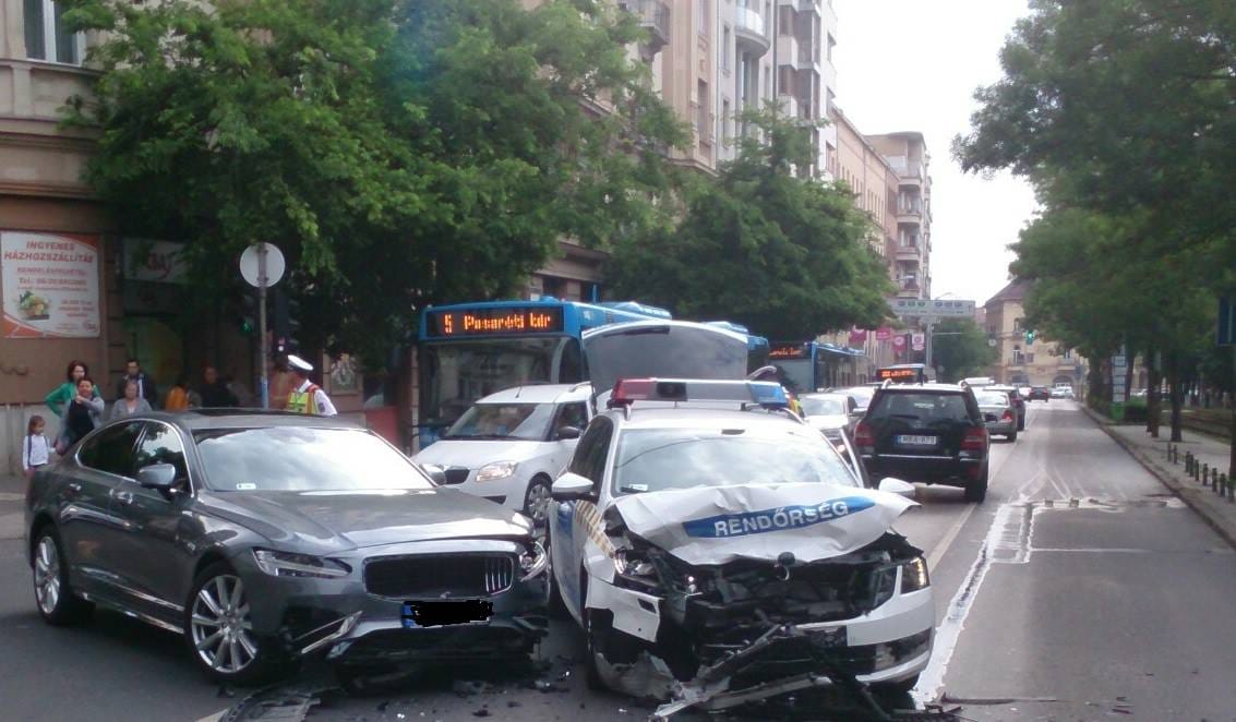 Baleset történt a Szilágyi Erzsébet fasoron, totálkárosra tört egy rendőrautó