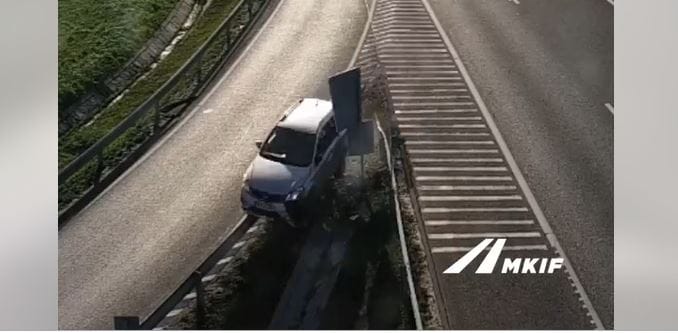 A belső sávból akart lehajtani az M30-asról, a szalagkorláton csúszott az árokba – videó
