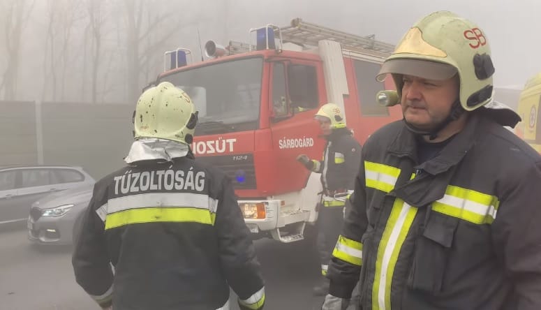 Egy ember meghalt az M7-esen történt tömegbalesetben, amelynek 4 súlyos és 14 könnyebb sérültje van
