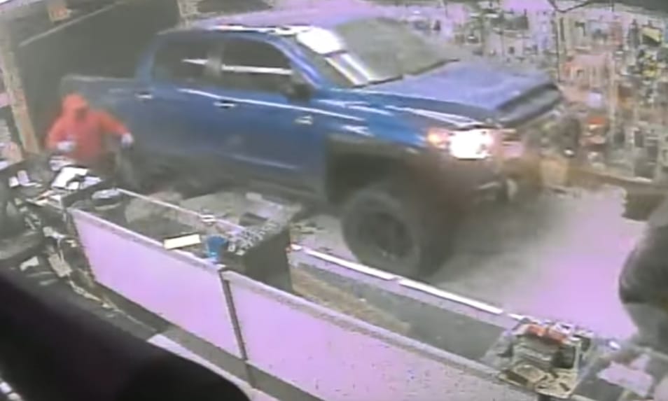 Videó: a rablók egy fegyverboltba száguldottak be terepjárójukkal