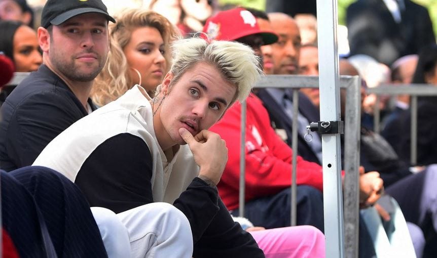 Lebénult Justin Bieber fél arca, lemondta a következő koncertjeit
