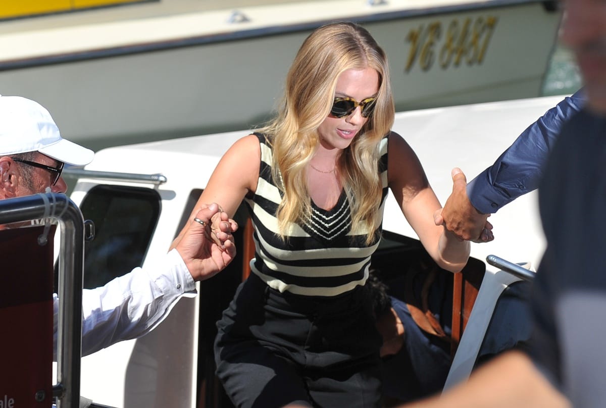 Fotó: így libbent be Scarlett Johansson Velencébe