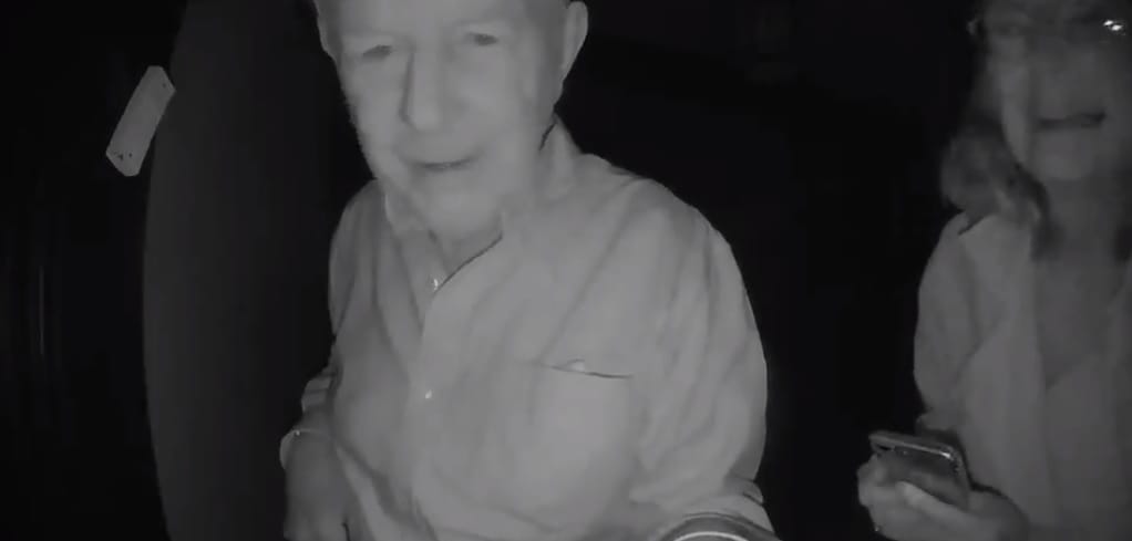 Az éjszaka közepén verte fel a közgazdászt a szomszédja, hogy szóljon, közösen Nobel-díjat nyertek – videó
