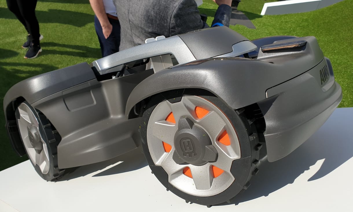 Videó: Összkerékhajtású, hangvezérléses robotfűnyíróval találkoztunk