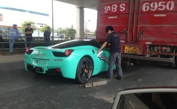 Kamion alá fúródott egy Ferrari 458 Italia - fotó
