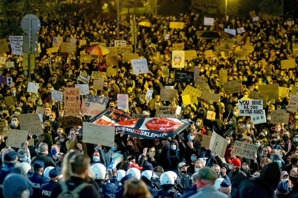 A lengyel kormány próbálja megkerülni az alkotmánybírósági abortusztilalmat, de nincs könnyű dolga