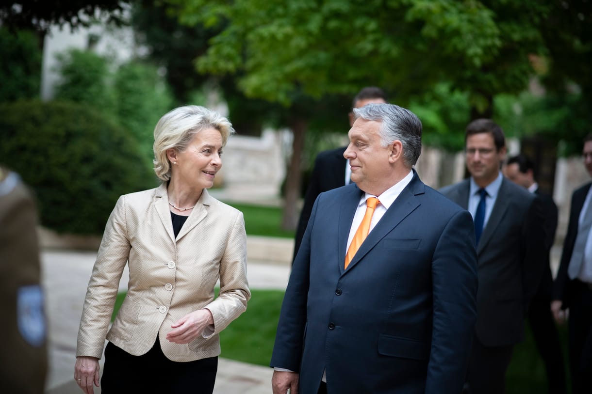 Von der Leyent alázták a kormánypárti megmondóemberek, miközben Orbán Viktorral tárgyalt