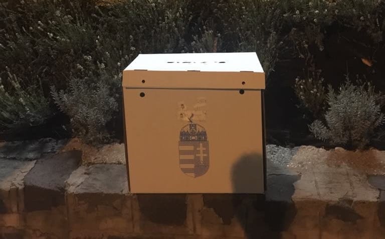 Üres, leplombált urnát találtak az utcán Budakeszin