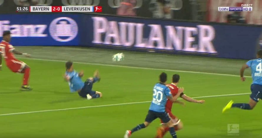 A Bundesligában is bemutatkozott a videóbíró, rögtön be is fújtak egy tizenegyest a segítségével