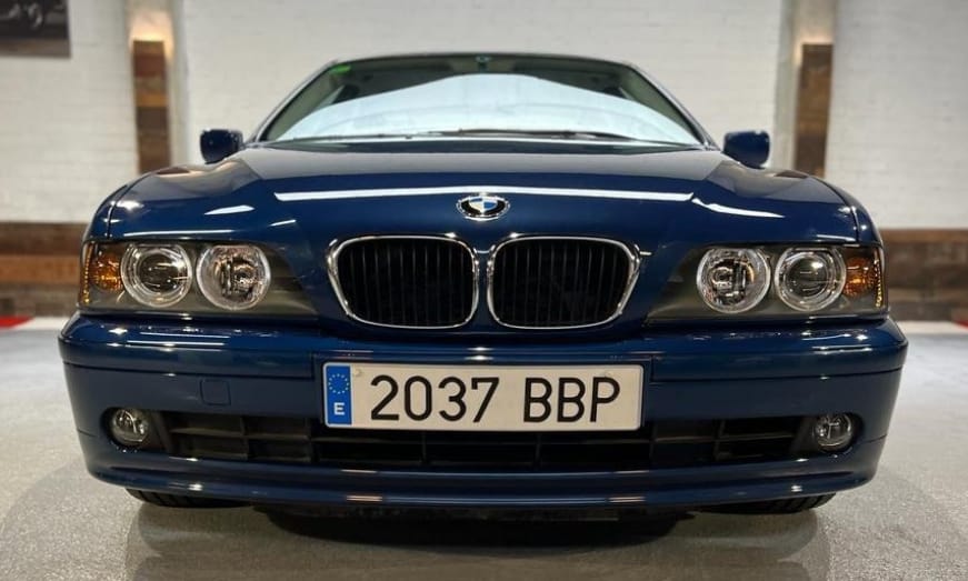Szinte hihetetlen, de 1800 kilométerrel vár új gazdára ez a 23 éves 5-ös BMW