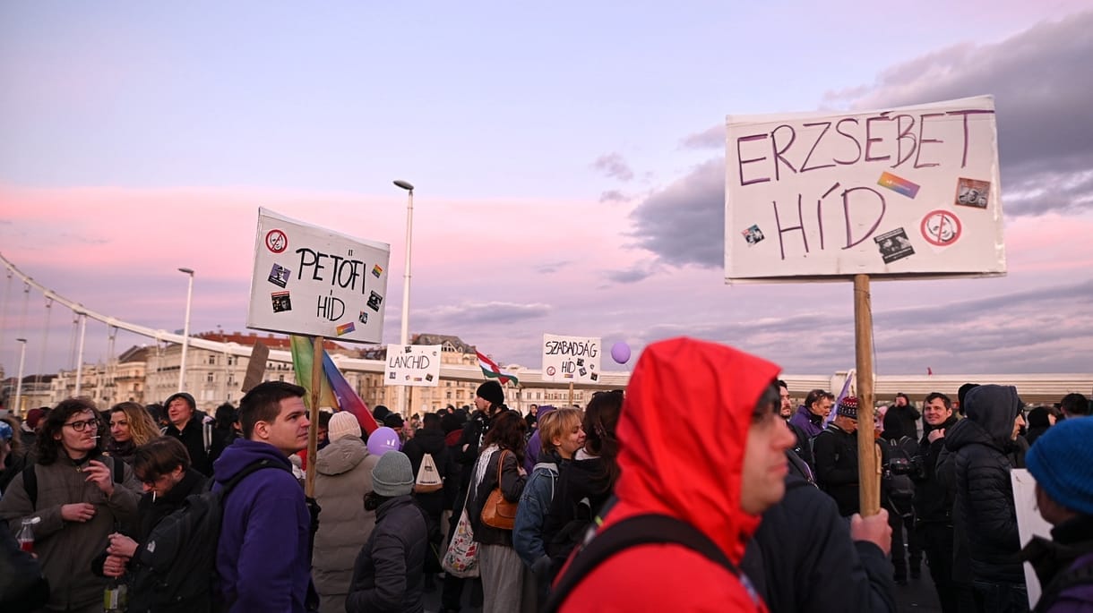 Megnéztük, hány kalóriát lehet elégetni a hídfoglalások alatt