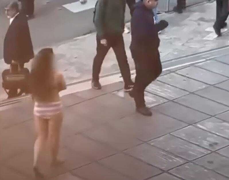 Fehérneműre vetkőzve tiltakozott az öltözködési szabályok ellen egy nő Iránban