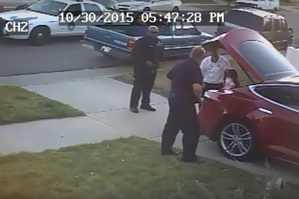 Emberrablónak nézték a Tesla-tulajdonos szülőket - videó