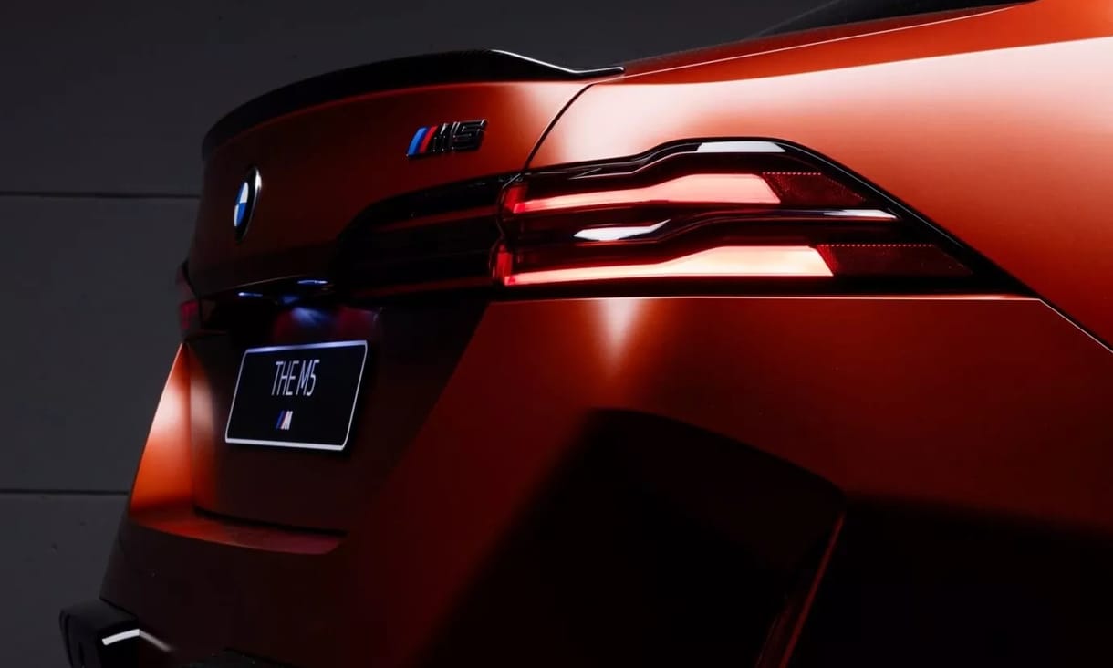 Matt narancs: egyetlen látványos példány készült az új BMW M5 nyitómodelljéből