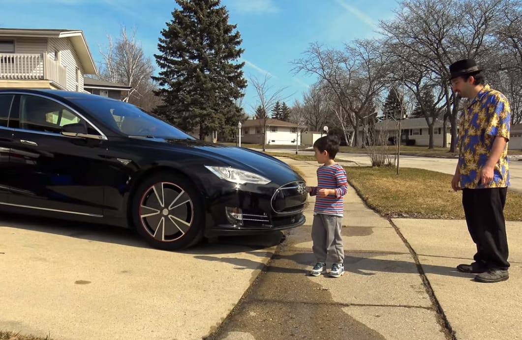 Vajon megáll a Tesla önvezető módban, ha egy gyerek lép elé? – videó