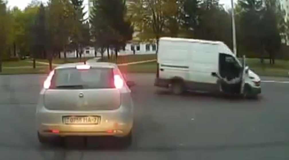 Ilyen, amikor menet közben kiesik egy utas a járműből – videó