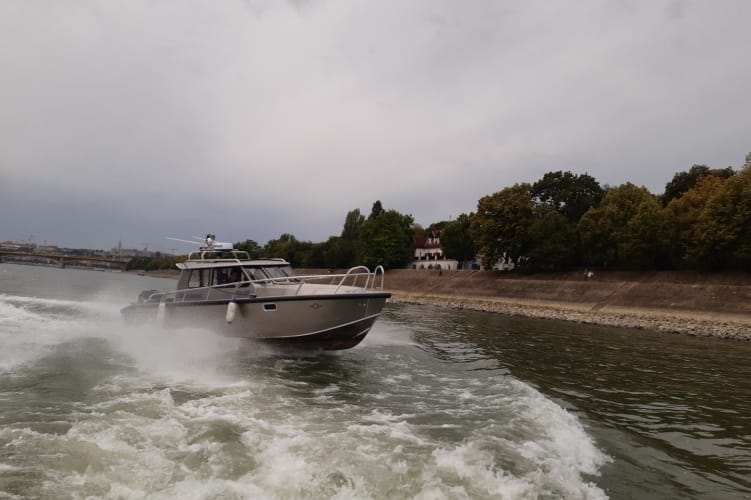 Éjszaka felborult egy motorcsónak a Margit-szigetnél, három embert kellett kimenteni a Dunából