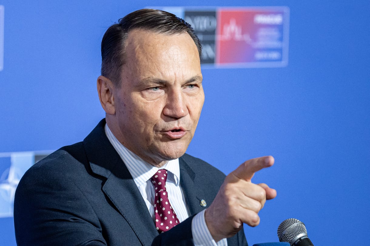 Orbán Viktor a „Lenin-rendre” hajt a grúziai látogatásával – állítja a lengyel külügyminiszter