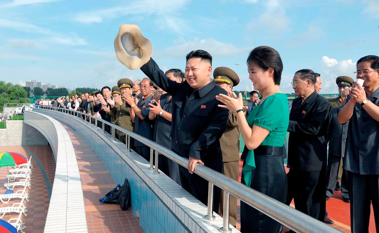 Fotó: Vígan integet az aquaparkban Kim Dzsongun és újdonsült neje