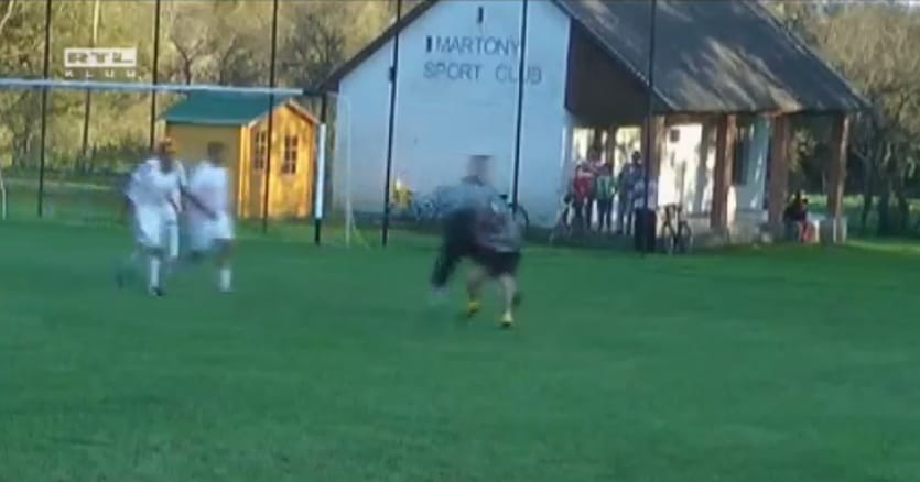 Videó: Keményen hasba rúgta a kapus a bírót, lefújták a meccset