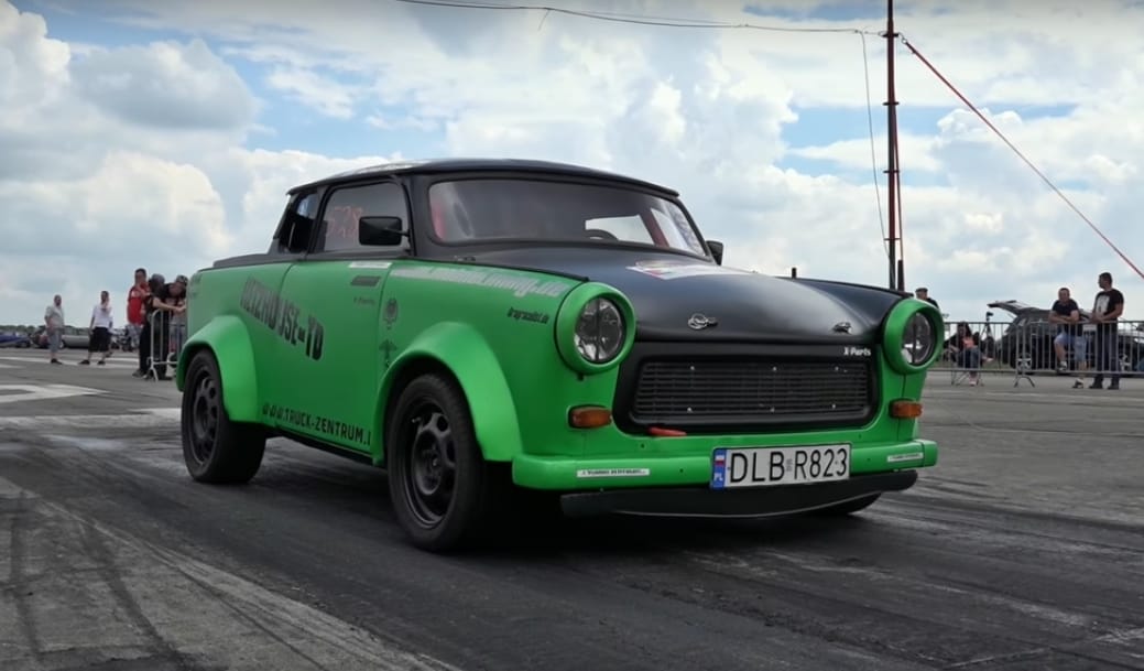 180 lóerőt pakoltak a Trabantba, még a tuningolt VW Golfot is elverte – videó