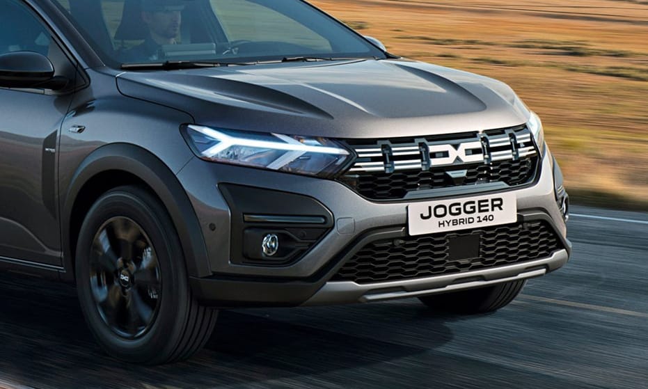 Az első hibrid Dacia megérkezett Magyarországra, 10 millió forint felett nyit