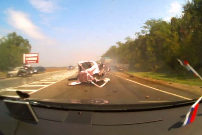 Úgy szakadt szét az autó, mint egy konzervdoboz – videó