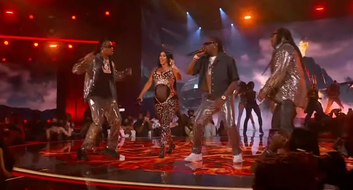 A színpadon jelentette be a terhességét Cardi B