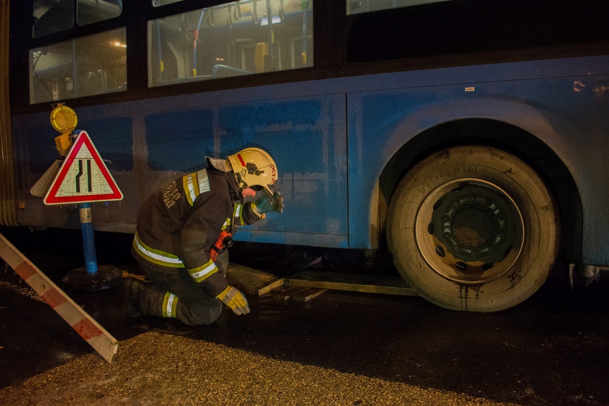 Videó: beszakadt az aszfalt egy utasokkal teli busz alatt a fővárosban