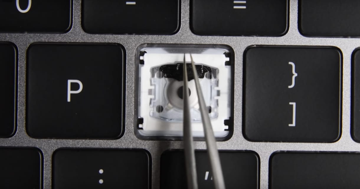 Elrejtett egy ügyes apróságot az Apple az új MacBook billentyűi alá, amiért hálásak lesznek a felhasználók