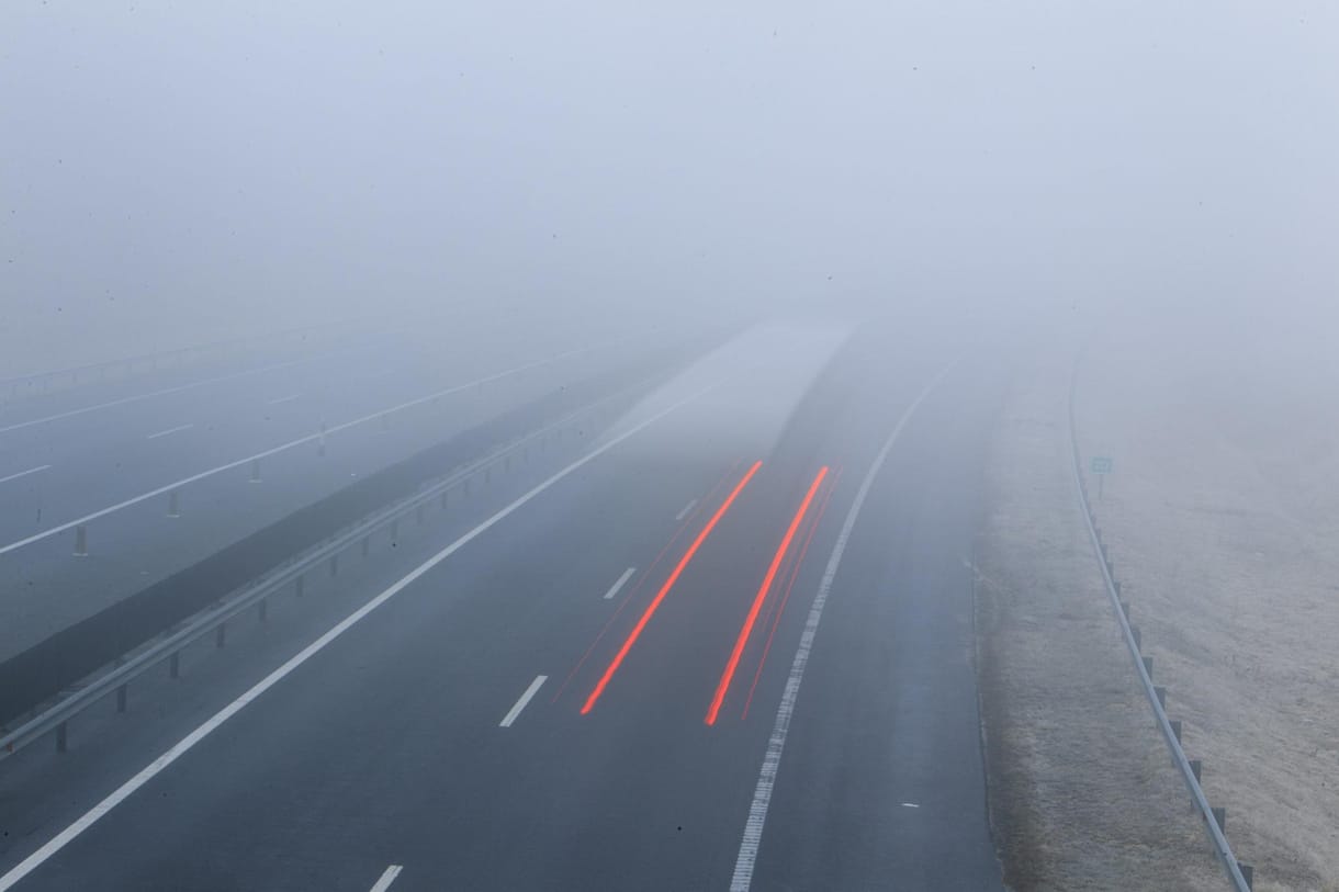 Alig látni a sűrű ködben az M7-en - fotók