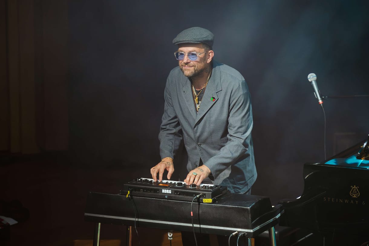 Damon Albarn Hamburgban szidta a magyar koncertje szervezőit, és arról beszélt, hogy az autokrata jobboldal nem foglalhatja el Európát
