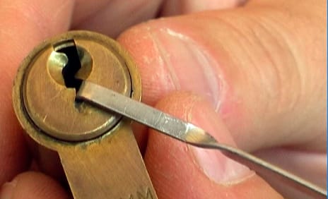 Videó: így nyitják ki a zárakat kulcs nélkül