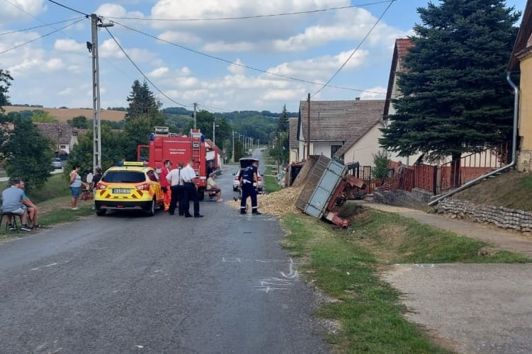 Ráborult a traktor a sofőrre Nagyvejkén