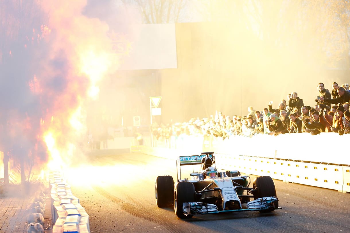 Hamiltonék parádéztak, Vettel F1-es Ferrarit tesztelt