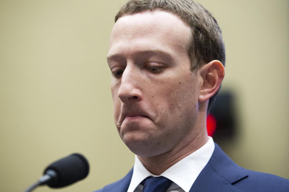 Megszorongatná a Facebookot az Európai Bizottság, rövid határidőt kapott Zuckerberg