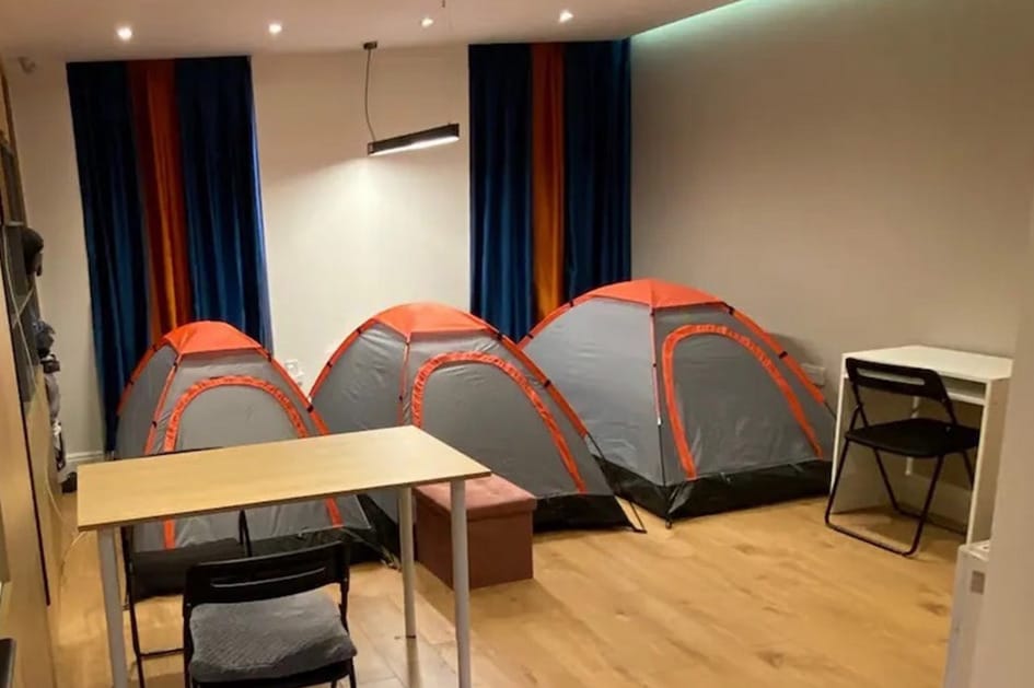 Sátrakat állított fel a nappalijában, éjszakánként több tízezer forintot kér értük az Airbnb-n egy londoni lakos és még népszerű is