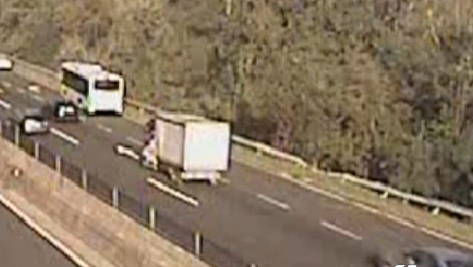 Ijesztő, ahogy berepült a fák közé egy kisbusz az M3-ason – videó