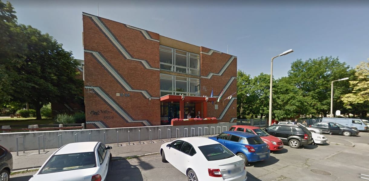 Hét osztályt hazaküldtek Pécsen egy iskolából egy fertőzött tanár miatt