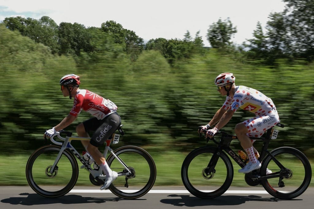 Kaotikus befutó a Tour de France-on: 65 km/h-val ugratták át az egyik földre eső versenyzőt
