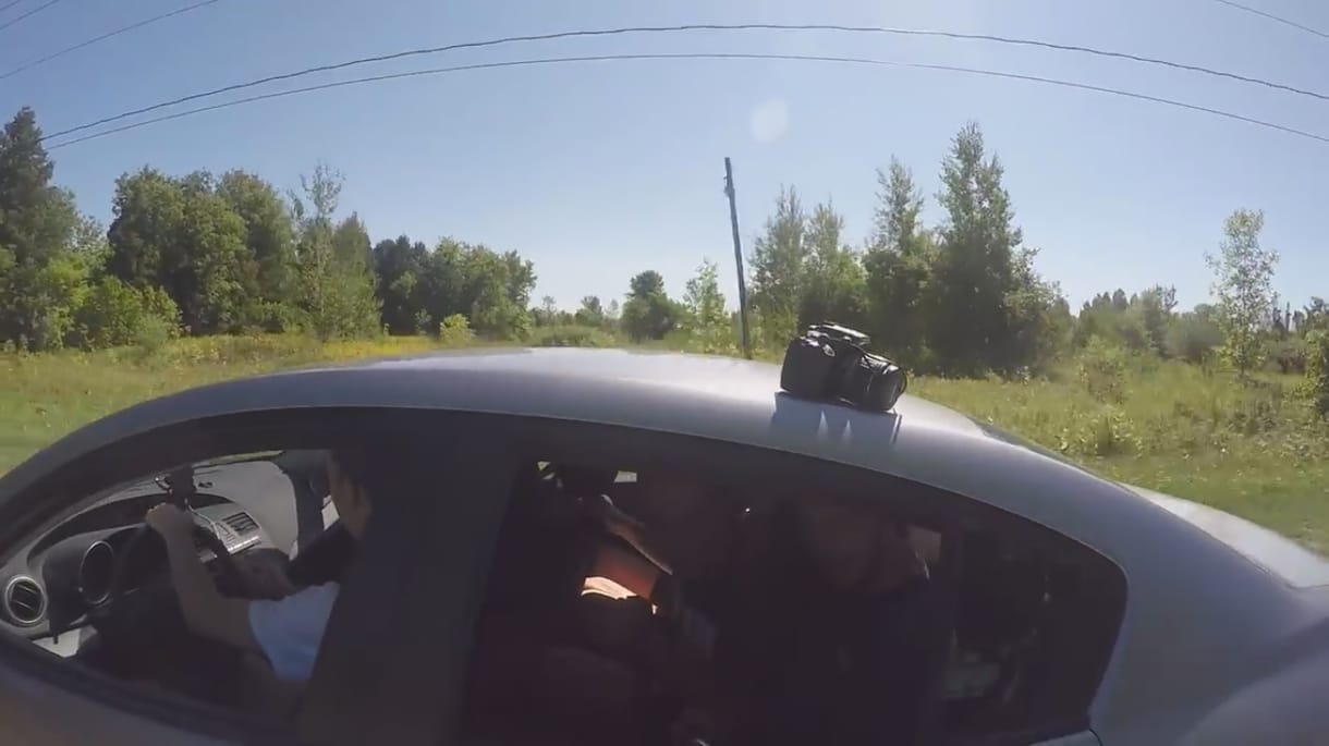 Indult már el úgy, hogy a kocsi tetején felejtett valamit? Akkor ez a videó fájni fog